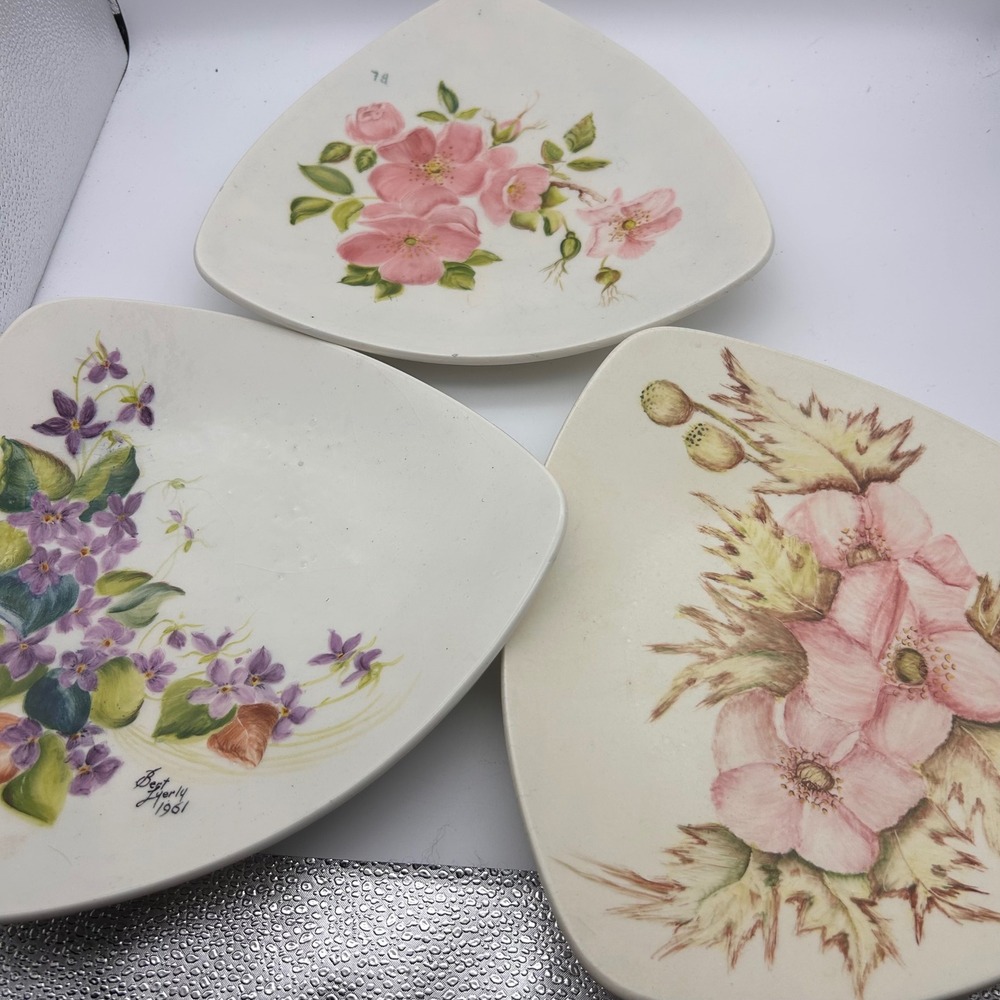 Vintage Holland Mold Triangular Floral Plates Set of 3 Signed Bert‎ Lyerly 1961